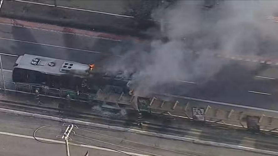 aviao-cai-na-barra-funda