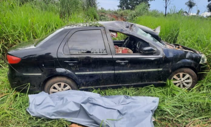 o-veiculo-saiu-da-pista-e-foi-parar-na-vegetacao-as-margens-do-acostamento-da-rodovia