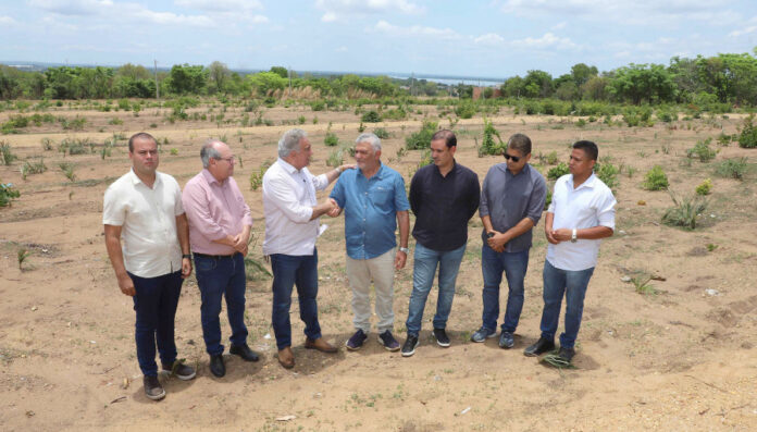 avanco-do-processo-foi-anunciado-pelo-governador-laurez-moreira-durante-visita-ao-local-onde-o-hospital-sera-construido-em-araguatins (1)