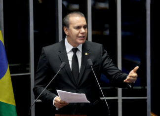 Ex-Senador Ataídes Oliveira Oficializa Pré-candidatura ao Governo do Tocantins com Duras Críticas à Gestão Estadual